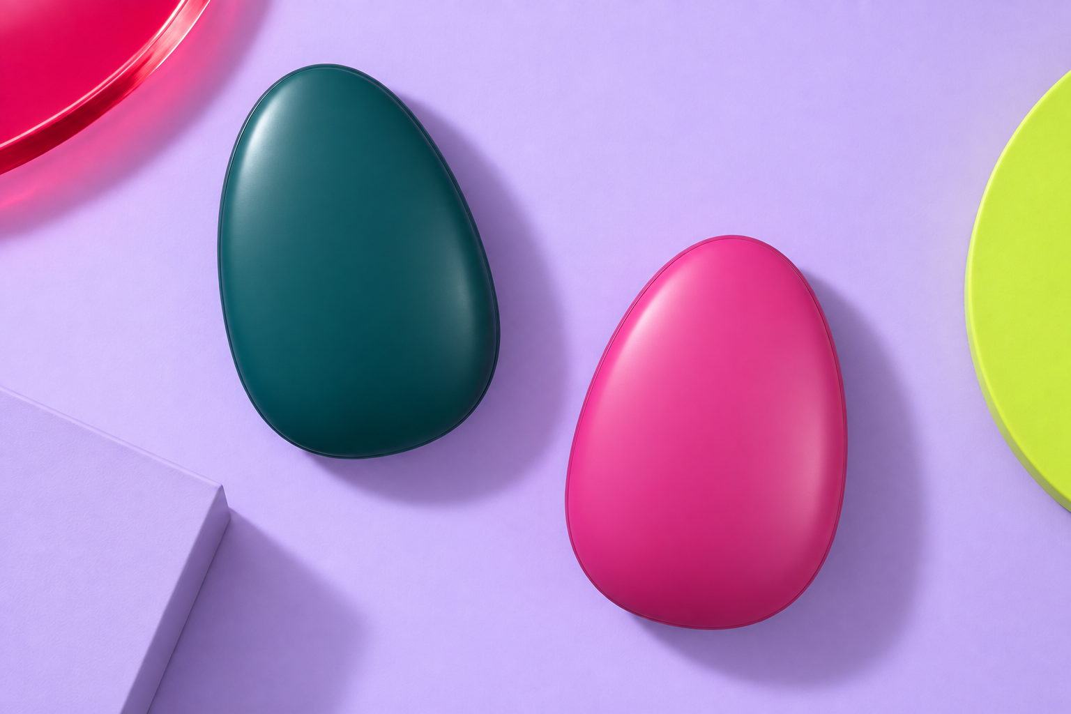 Representación creativa GLISS: depiladoras cerradas verde petróleo y rosa vivo sobre una superficie lavanda